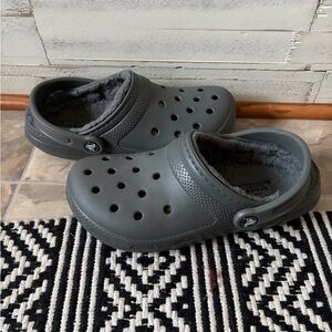 Crocs fleece lined Sherpa womens size 7 fuzzy soft winter gray